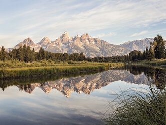 Die Teton Range spiegelt sich auf der glänzenden Oberfläche des Snake River im Grand Teton National Park, Wyoming, USA - AURF07297