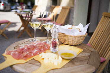 Tisch mit lokalem Wein und Delikatessen wie Käse und Schinken auf einer Terrasse in Radovljica, Triglav, Slowenien - AURF07298