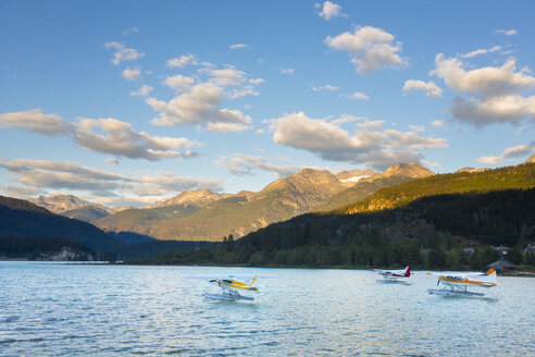 Drei Wasserflugzeuge vor Anker auf dem Green Lake, Whistler, British Columbia, Kanada - AURF07307