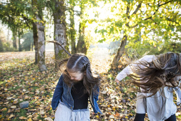 Zwei Mädchen spielen im Park - AURF07321