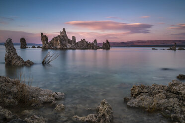 Tuffsteinformationen bei Sonnenuntergang am Mono Lake, Kalifornien, USA - AURF07326