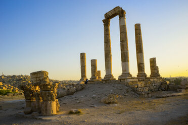 Herkules-Tempel in der Zitadelle von Amman bei Sonnenuntergang, Amman, Jordanien - AURF07331