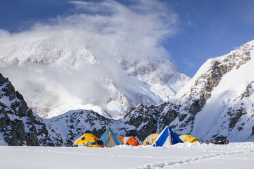 Zelte im Basislager am unteren Kahiltna-Gletscher im Denali-Nationalpark, Alaska, USA - AURF07332