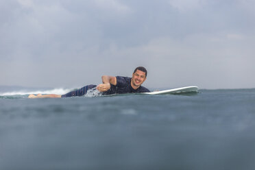 Surfer paddelt auf dem Meer - AURF07345