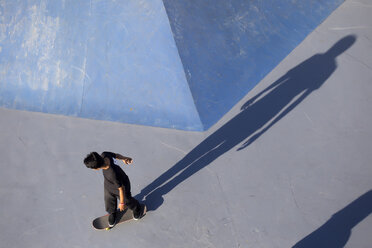 Jugendlicher auf dem Skateboard im Skatepark, Canggu, Bali, Indonesien - AURF07355