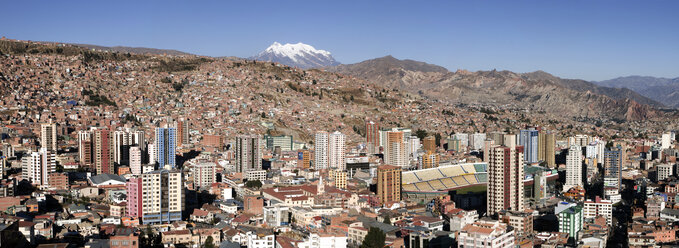 Die Stadt La Paz in Bolivien mit Illimani im Hintergrund. - AURF07359