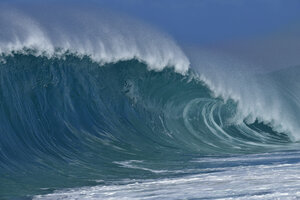 USA, Hawaii, Oahu, Pazifischer Ozean, große dramatische Welle - RUEF01963