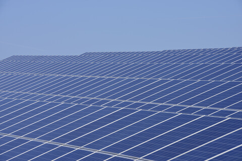 Deutschland, Blick auf eine große Anzahl von Solarmodulen auf dem Feld einer Solaranlage, lizenzfreies Stockfoto
