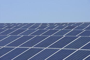 Deutschland, Blick auf eine große Anzahl von Solarmodulen auf dem Feld einer Solaranlage - RUEF01966