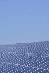 Deutschland, Blick auf eine große Anzahl von Solarmodulen auf dem Feld einer Solaranlage - RUEF01967