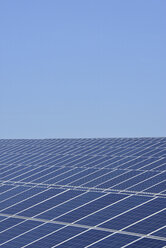 Deutschland, Blick auf eine große Anzahl von Solarmodulen auf dem Feld einer Solaranlage - RUEF01968