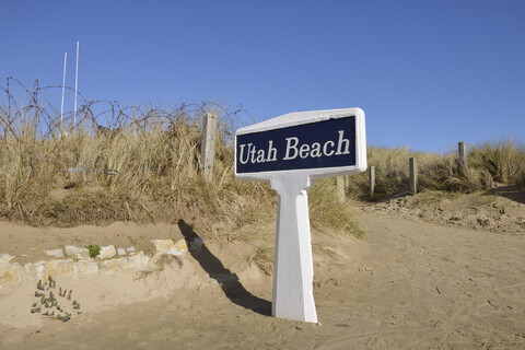 Frankreich, Basse-Normandie, Manche, Sainte Marie du Mont, Utah Beach, Stacheldrahtzaun und Schild Utah Beach, lizenzfreies Stockfoto