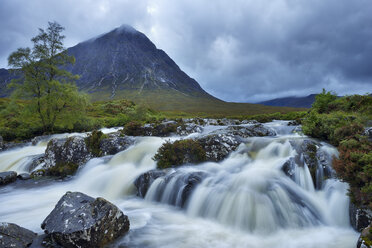 Vereinigtes Königreich, Schottland, Glencoe, Highlands, Glen Coe, Coupall Falls of River Coupall mit dem Berg Buachaille Etive Mor im Hintergrund - RUEF01995