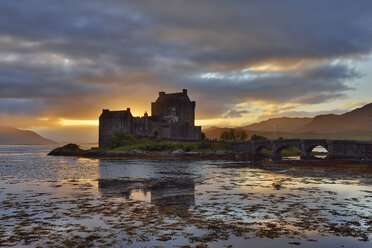 United Kingdom, Scotland, Loch Duich and Loch Alsh, Kyle of Lochalsh, Eilean Donan Castle in the evening - RUEF01998