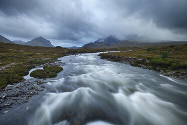 Vereinigtes Königreich, Schottland, Schottische Highlands, Isle Of Skye, Cuillin Mountains, Sligachan River - RUEF02000