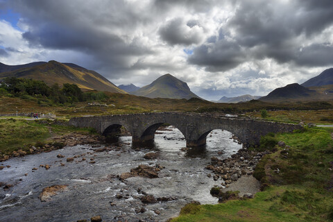 Vereinigtes Königreich, Schottland, Schottische Highlands, Isle Of Skye, Alte Sligachan Steinbrücke über den Fluss Sligachanr, lizenzfreies Stockfoto
