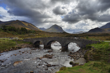 Vereinigtes Königreich, Schottland, Schottische Highlands, Isle Of Skye, Alte Sligachan Steinbrücke über den Fluss Sligachanr - RUEF02002