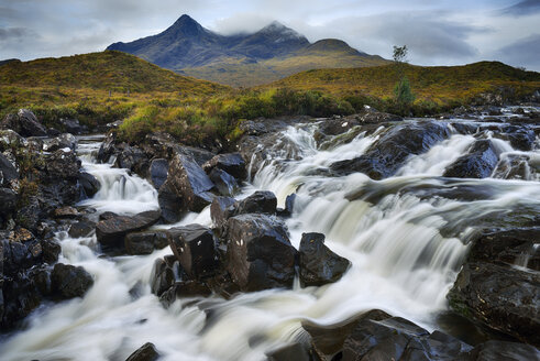 Vereinigtes Königreich, Schottland, Schottische Highlands, Isle Of Skye, Wasserfall am Sligachan-Fluss mit Blick auf die Cuillin-Berge - RUEF02004