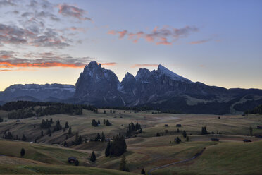 Italien, Südtirol, Seiser Alm, Langkofel und Plattkofel bei Sonnenaufgang - RUEF02007