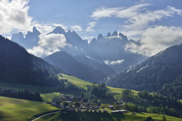 Italien, Südtirol, Vilnösser Tal, St. Magdalena, Sass Rigais und Geislergruppe im Hintergrund - RUEF02008