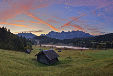 Deutschland, Bayern, Werdenfelser Land, Geroldsee mit Heustadl bei Sonnenuntergang, im Hintergrund das Karwendelgebirge bei Sonnenaufgang - RUEF02009