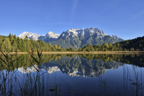 Deutschland, Bayerische Alpen, Bayern, Oberbayern, Werdenfelser Land, Karwendelgebirge, Mittenwald, Luttensee mit Karwendelgebirge - RUEF02010