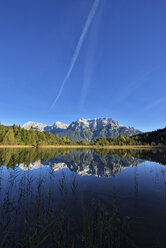 Deutschland, Bayerische Alpen, Bayern, Oberbayern, Werdenfelser Land, Karwendelgebirge, Mittenwald, Luttensee mit Karwendelgebirge - RUEF02011