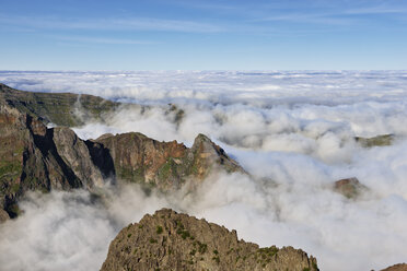 Madeira, Pico Ruivo, Wolkenmeer unter Berggipfeln vom Pico do Areeiro aus gesehen - RUEF02012