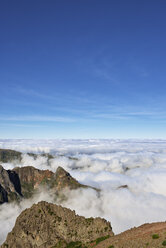 Madeira, Pico Ruivo, Wolkenmeer unter Berggipfeln vom Pico do Areeiro aus gesehen - RUEF02013