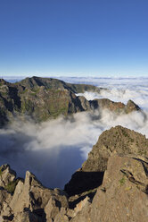 Madeira, Pico Ruivo, Wolkenmeer unter Berggipfeln vom Pico do Areeiro aus gesehen - RUEF02014
