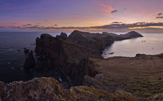 Portugal, Madeira, Sonnenuntergang an der Küste bei Ponta de Sao Lourenco bei Sonnenaufgang - RUEF02015