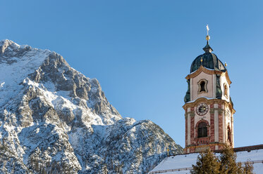 Deutschland, Bayerische Alpen, Bayern, Oberbayern, Werdenfelser Land, Karwendelgebirge, Mittenwald, Kirche St. Peter und Paul - LHF00590