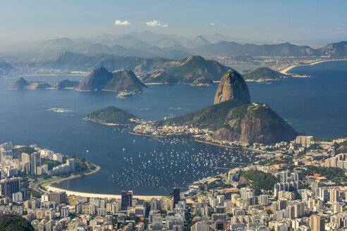 Blick von der Christusstatue auf den Strand Botafogo und den Zuckerhut in Rio de Janeiro, Brasilien - AURF07367