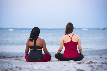 Zwei Frauen meditieren am Strand, Newport, Rhode Island, USA - AURF07378