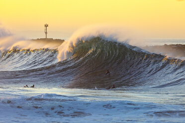 Wellenbrandung bei Sonnenuntergang am Wedge, Newport Beach, Kalifornien, USA - AURF07387