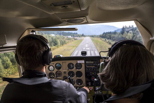 Blick aus dem Cockpit eines landenden Flugzeugs, Squamish, British Columbia, Kanada - AURF07388