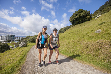 Zwei Frauen mit Kind beim Wandern am Mount Maunganui, Neuseeland - AURF07395