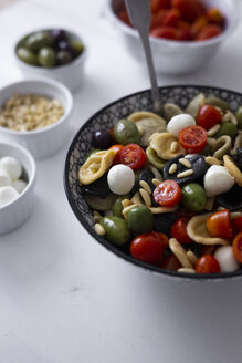 Mediterrane Orecchiette mit Tomate, Oliven und Mozzarella - GIOF04532