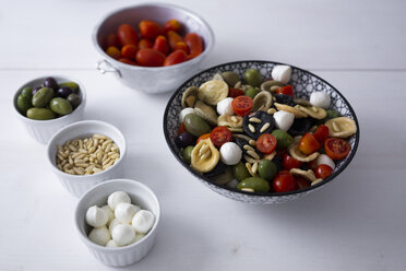 Mediterrane Orecchiette mit Tomate, Oliven und Mozzarella - GIOF04533