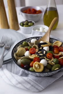 Mediterrane Orecchiette mit Tomate, Oliven und Mozzarella - GIOF04537