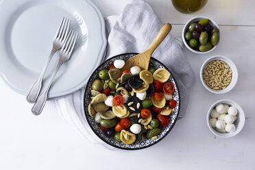 Mediterrane Orecchiette mit Tomate, Oliven und Mozzarella - GIOF04538