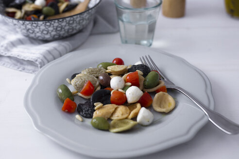 Mediterrane Orecchiette mit Tomate, Oliven und Mozzarella - GIOF04543