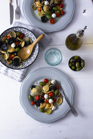 Mediterrane Orecchiette mit Tomate, Oliven und Mozzarella, lizenzfreies Stockfoto