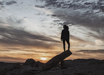 Silhouette einer jungen Frau bei Sonnenuntergang, Georgetown, Maine, USA - AURF07429