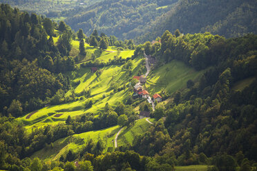 Slowenisches Bergdorf vom Berg Krn aus gesehen im Triglav-Nationalpark, Slowenien - AURF07431