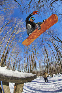 Snowboarder in der Luft über einem Holzhindernis, Vermont, USA - AURF07436