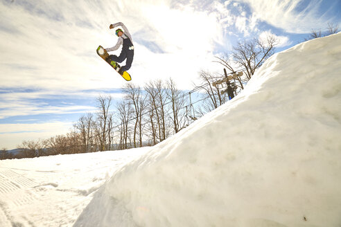 Snowboarder beim Switch-Methode-Trick in der Luft, Vermont, USA - AURF07441