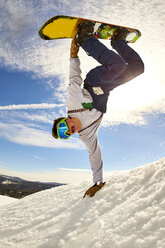 Snowboarder bei einem Trick mit der Handpflanze, Vermont, USA - AURF07443