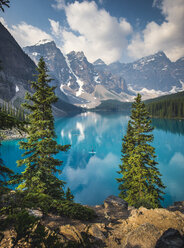 Standing Up Paddle Boarder beim Paddeln auf dem Moraine Lake im Banff National Park, Kanada - AURF07445