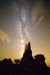 Silhouette der Burg von Zafra unter nächtlichem Sternenhimmel, Campillo de Duenas, Guadalajara, Kastilien-La Mancha, Spanien - AURF07447